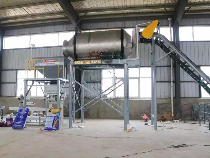 Bulk blending fertilizer mixer