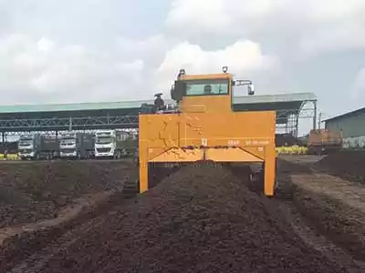 Crawler type compost turner