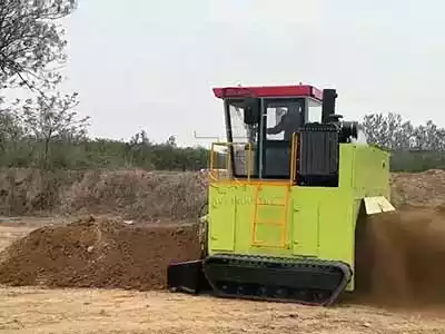 Crawler type compost turner