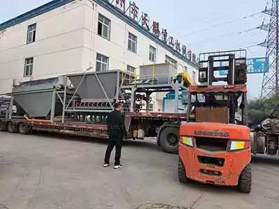 Fertilizer forklift feeding bin