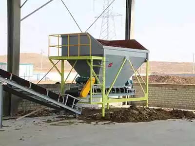 Fertilizer forklift feeding bin