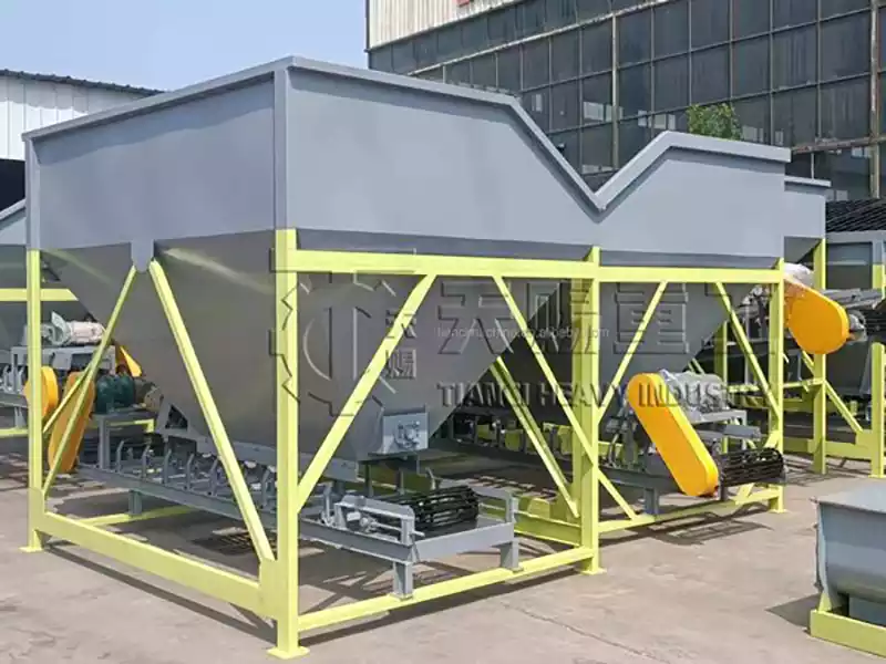 Fertilizer forklift feeding bin