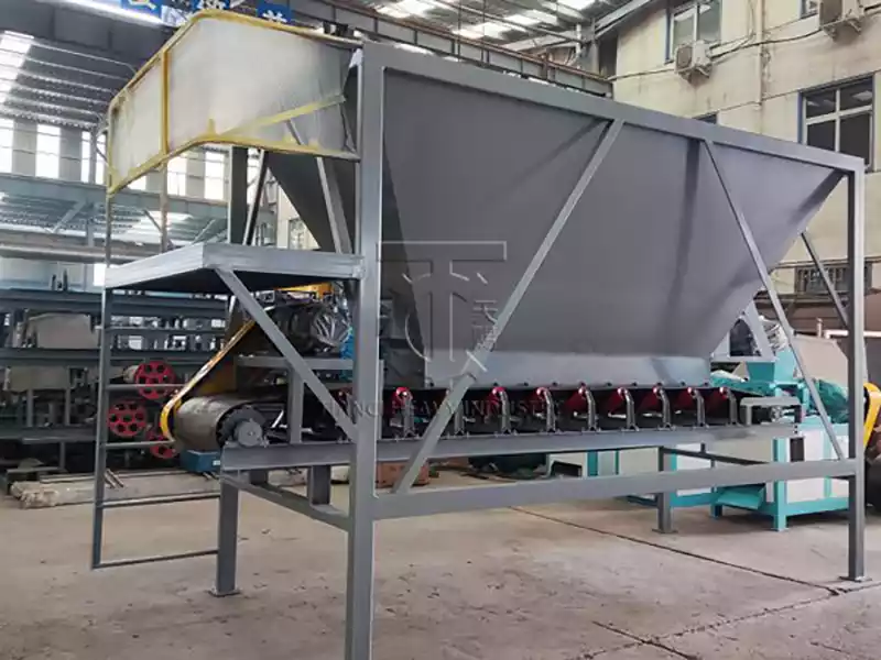 Fertilizer forklift feeding bin