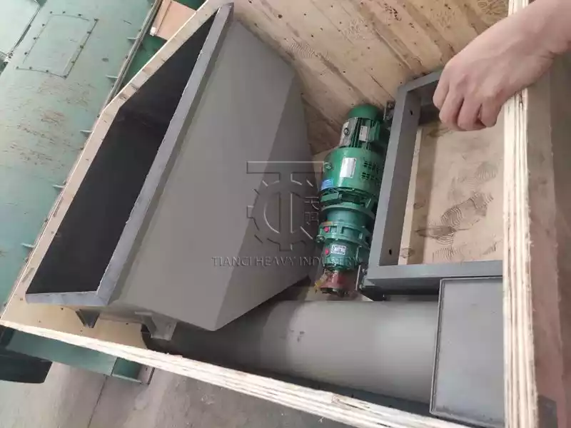 Fertilizer screw conveyor