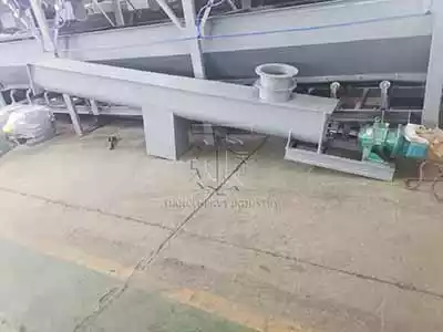 Fertilizer screw conveyor