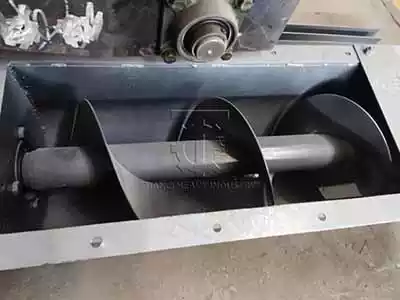 Fertilizer screw conveyor