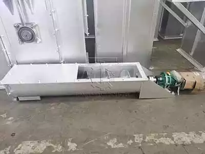 Fertilizer screw conveyor