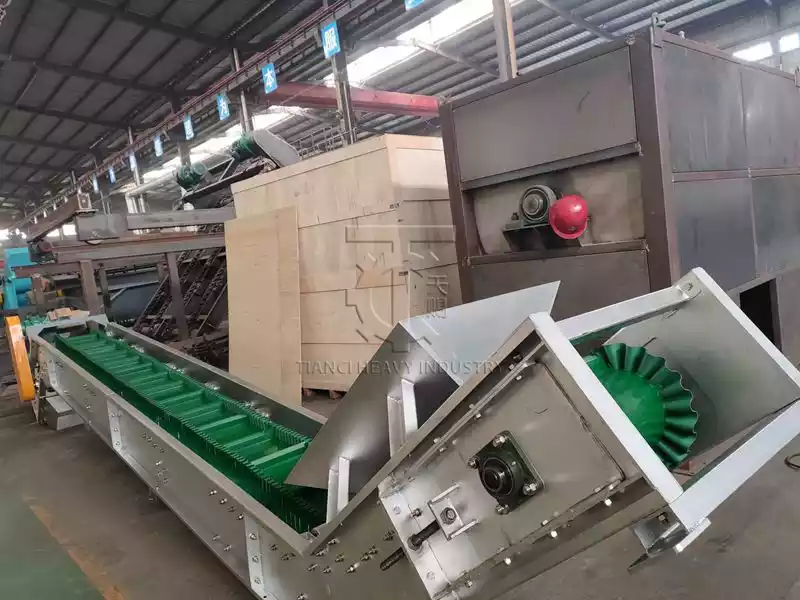 Large angle belt conveyor