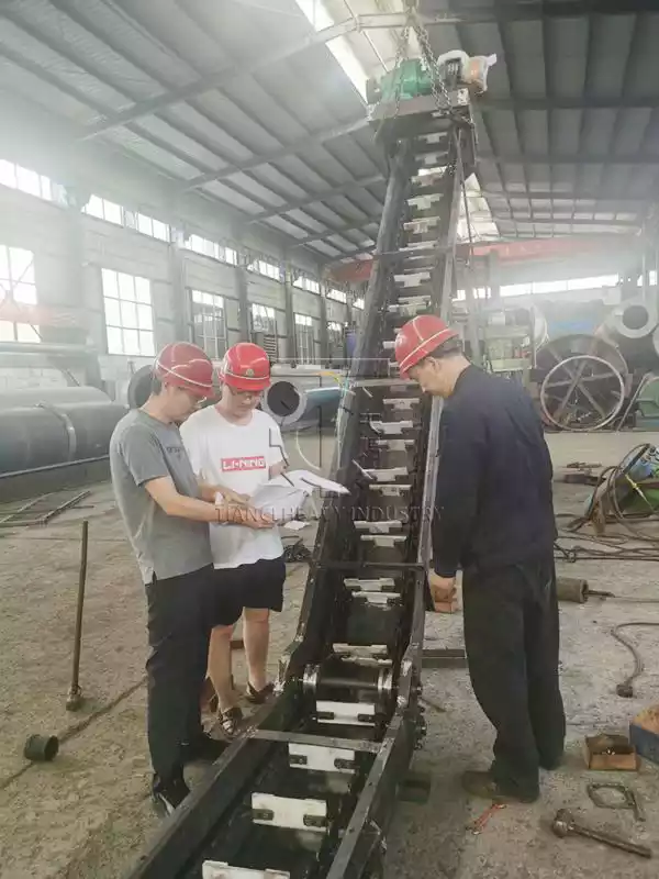 Large angle belt conveyor