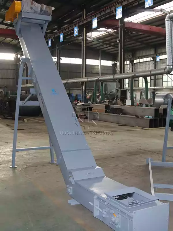 Large angle belt conveyor