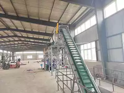 Large angle belt conveyor