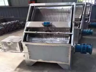 Manure dewatering machine