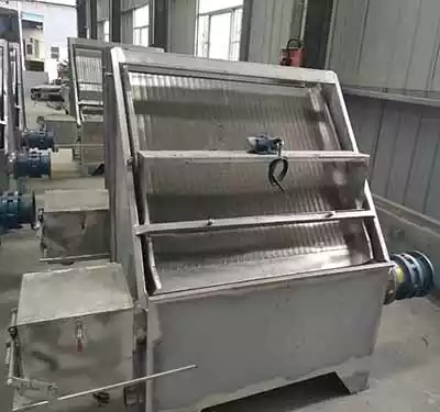 Manure dewatering machine