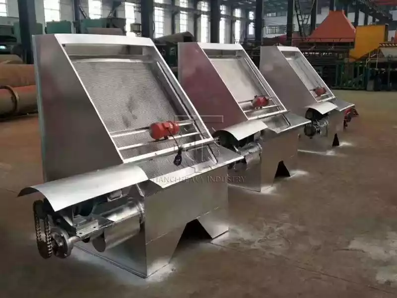 Manure dewatering machine