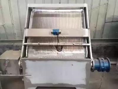 Manure dewatering machine